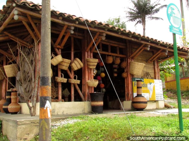 Tem muitas lojas que vendem cestos de cana entre Quimbaya e Salento. (640x480px). Colmbia, Amrica do Sul.