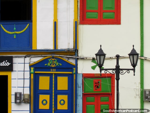 Portas coloridas e janelas de verde, vermelho, azul e amarelo em Salento. (640x480px). Colmbia, Amrica do Sul.