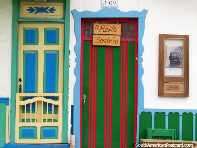 As portas belamente pintadas e uma velha foto de um Willys andam de jipe em Salento. (640x480px). Colmbia, Amrica do Sul.