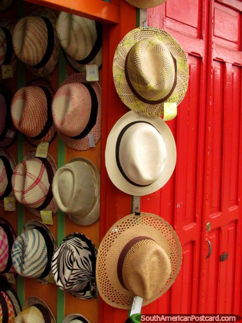 Chapéus bonitos de venda da loja de chapéu em Salento. (480x640px). Colômbia, América do Sul.