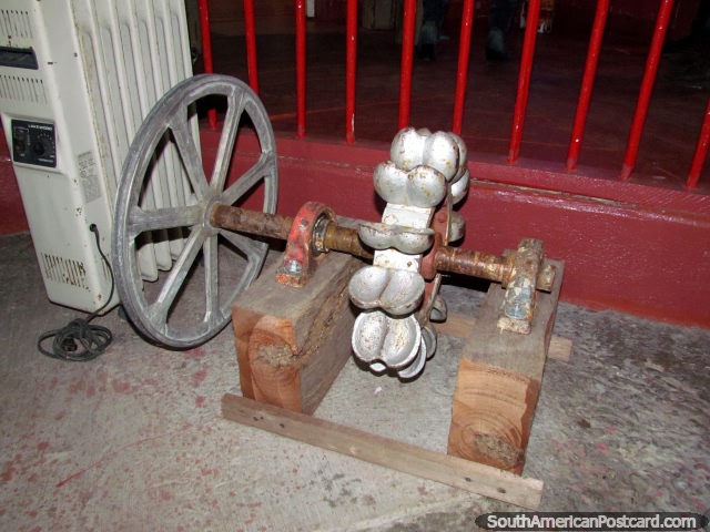 Una bomba de agua antigua en exhibicin en La Ruana Caf Tertulia en Circasia. (640x480px). Colombia, Sudamerica.