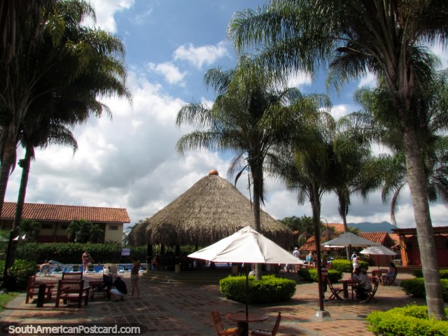 La zona al aire libre y un bar junto a la piscina en Decameron Panaca en Armenia. (640x480px). Colombia, Sudamerica.