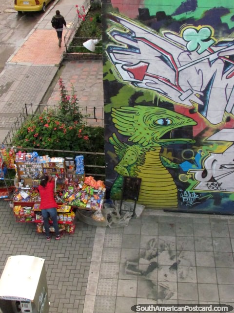 Mural de la pared iguana verde junto a un puesto de dulces en Bogotá. (480x640px). Colombia, Sudamerica.