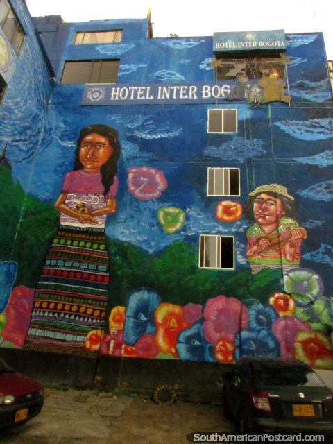 Fantástico mural de una mujer, un hombre que toca la guitarra y flores en el Hotel Inter Bogota. (480x640px). Colombia, Sudamerica.