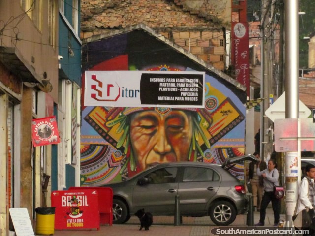 Grande mural de um homem indïgena com penas em Bogotá central. (640x480px). Colômbia, América do Sul.