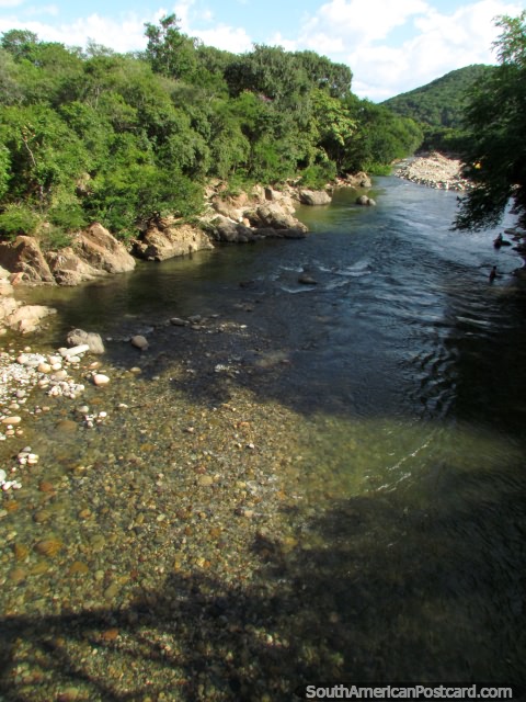 O fundo rochoso cheio de pedras do rio em Valledupar. (480x640px). Colmbia, Amrica do Sul.