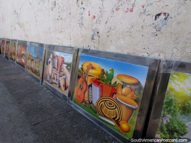 Pinturas de instrumentos musicais de venda nas ruas de Valledupar. (640x480px). Colmbia, Amrica do Sul.