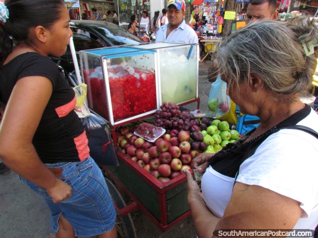 Suco de limo e melancia e frutas  venda em uma rua de Valledupar. (640x480px). Colmbia, Amrica do Sul.