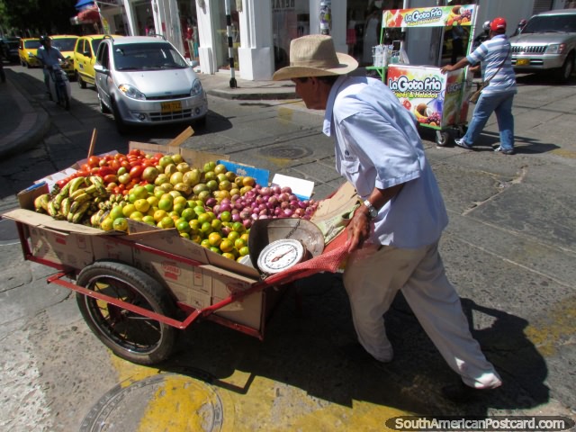 El hombre de frutas y verduras y el hombre de frappe rueda sus carros en las calles de Valledupar. (640x480px). Colombia, Sudamerica.
