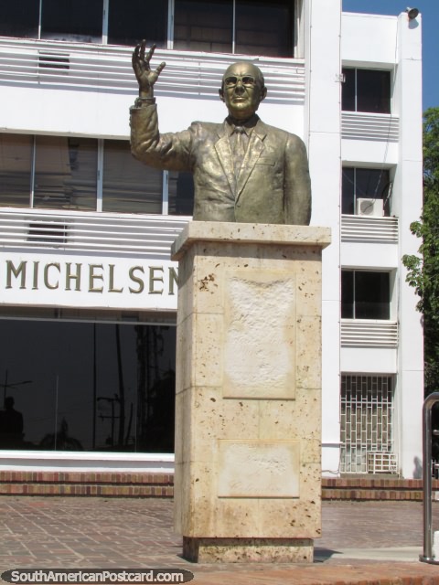 Busto de Alfonso Lopez Michelsen (1913-2007) em Valledupar, 24o presidente da Colmbia. (480x640px). Colmbia, Amrica do Sul.