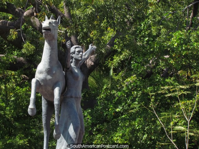 A woman and a horse, statue in Valledupar. (640x480px). Colombia, South America.