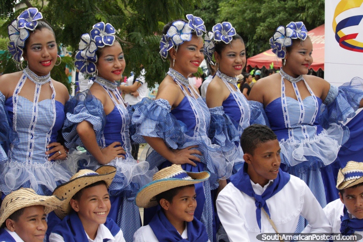 Um grupo de mulheres jovens bem vestidas e homens está pronto para as pompas em Santa Marta, o Festival do Mar. (720x480px). Colômbia, América do Sul.