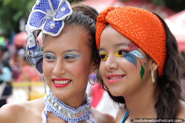 Um par de mulheres jovens com a bela maquilagem está pronto para as pompas em Santa Marta, o Festival do Mar. (720x480px). Colômbia, América do Sul.