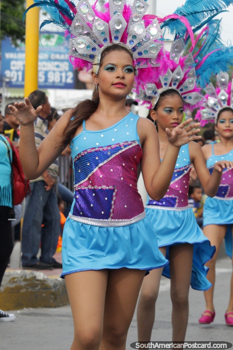 Hermosa chica en traje de Santa Marta, Fiesta del Mar, el grupo Comparsa Rumbon de la Esperanza Marlujos. (480x720px). Colombia, Sudamerica.