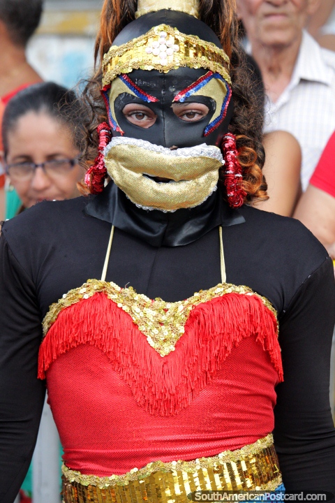 Alguém em traje no Festival do Mar, lábios de Mick Jagger, Santa Marta. (480x720px). Colômbia, América do Sul.