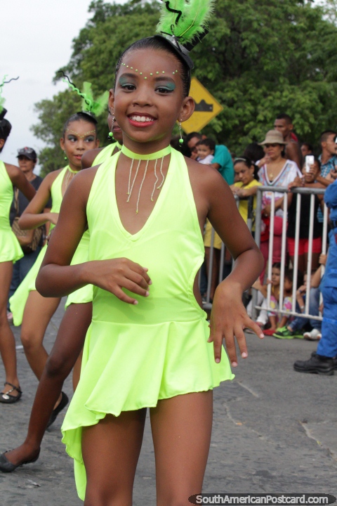 A menina jovem vestida belamente do verde executa no Festival do Mar em Santa Marta. (480x720px). Colmbia, Amrica do Sul.
