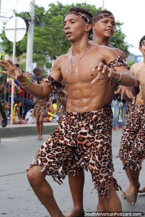 Hombre joven con buenos abdominales, la ropa del patrón del tigre, Fiesta del Mar, Santa Marta. (480x720px). Colombia, Sudamerica.
