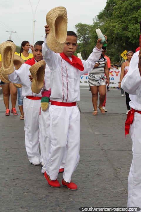 Rapazes em roupa colombiana tradicional, branca e vermelha, Festival do Mar, Santa Marta. (480x720px). Colômbia, América do Sul.