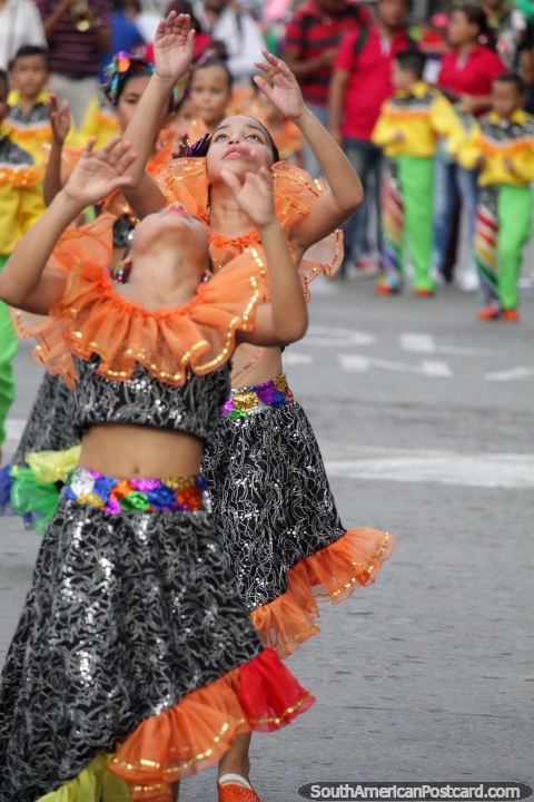 Las mujeres jóvenes realizan en la Fiesta del Mar en Santa Marta 2016. (480x720px). Colombia, Sudamerica.