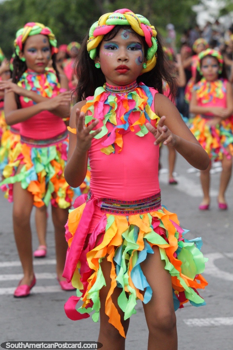 A menina do grupo de dança Tambor Samario veste-se de cores brilhantes no Festival do Mar, Santa Marta. (480x720px). Colômbia, América do Sul.