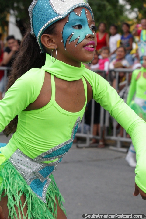A menina jovem com a maquilagem fantstica do grupo Colegio Gimnasio Las Americas executa no Festival do Mar, Santa Marta. (480x720px). Colmbia, Amrica do Sul.