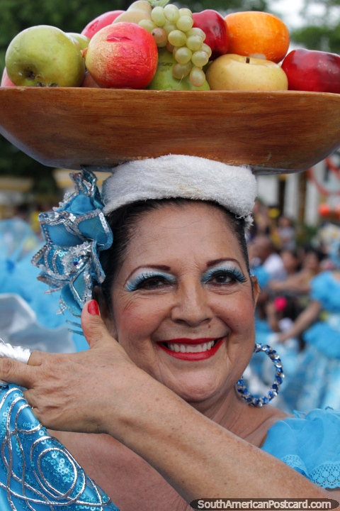 Es real o es plstico, otra seora del frutas de baile, Fiesta del Mar, Santa Marta. (480x720px). Colombia, Sudamerica.