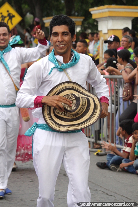 El hombre vestido con ropas blancas tradicionales, se le ve feliz, Fiesta del Mar, Santa Marta. (480x720px). Colombia, Sudamerica.