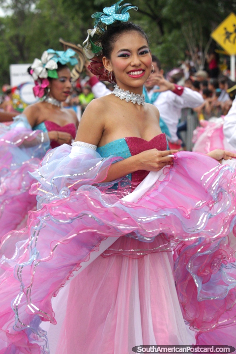 Esta mulher realmente olha o sorriso feliz, grande, o grande vestido, o Festival do Mar, Santa Marta. (480x720px). Colmbia, Amrica do Sul.