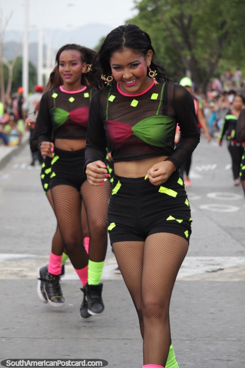 As meninas de Dana Tropical Comparsa, muito bonita, Festival do Mar, Santa Marta. (480x720px). Colmbia, Amrica do Sul.