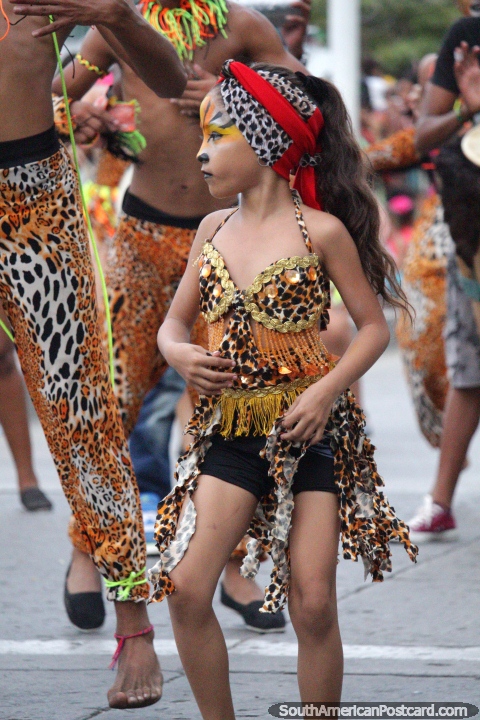 Uma pequena menina de gato, grande traje e maquilagem, Festival do Mar, Santa Marta. (480x720px). Colômbia, América do Sul.