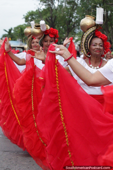 Crdoba de Expresion Folklorica Mujer Sinuana Cerete, mulheres em vestidos vermelhos e brancos, Festival do Mar, Santa Marta. (480x720px). Colmbia, Amrica do Sul.
