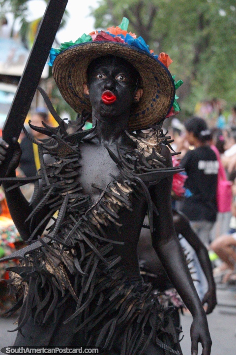 Sondel Sol Caribe, grupo de baile, la piel negro y los labios de color rojo brillante, Fiesta del Mar, Santa Marta. (480x720px). Colombia, Sudamerica.