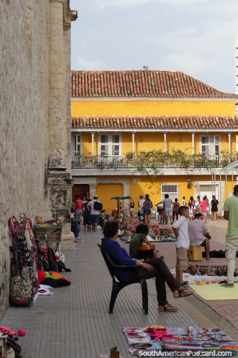 Praça pública com artes e ofïcios de venda, edifïcios bonitos em volta, Cartagena. (480x720px). Colômbia, América do Sul.