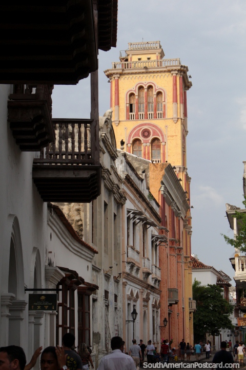 As ruas elegantes e arquitetura em Cartagena. (480x720px). Colmbia, Amrica do Sul.