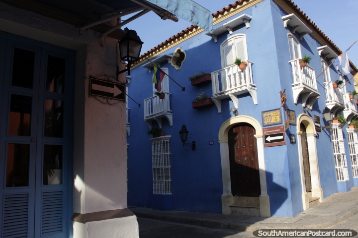 Impresionante edificio antiguo en la Calle Stuart en Cartagena, azul con blanco balcones y macetas. (720x480px). Colombia, Sudamerica.