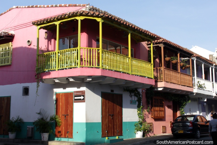 Bonitas casas antiguas de colores con balcones en la esquina de la Calle Tumbamuertos en Cartagena. (720x480px). Colombia, Sudamerica.