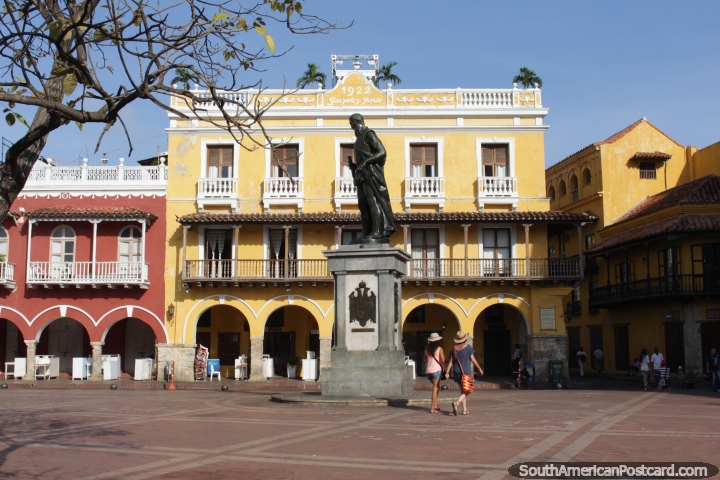 La hermosa Plaza de los Coches dentro de la entrada de las puertas de la ciudad y edificios antiguos, de Cartagena. (720x480px). Colombia, Sudamerica.