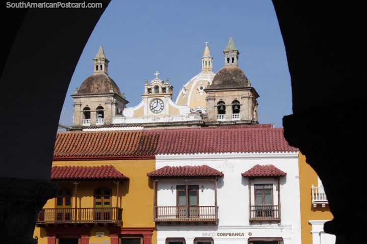Reloj, cpula, tapas de torre, techos de tejas, balcones y arcos, aman Cartagena. (720x480px). Colombia, Sudamerica.