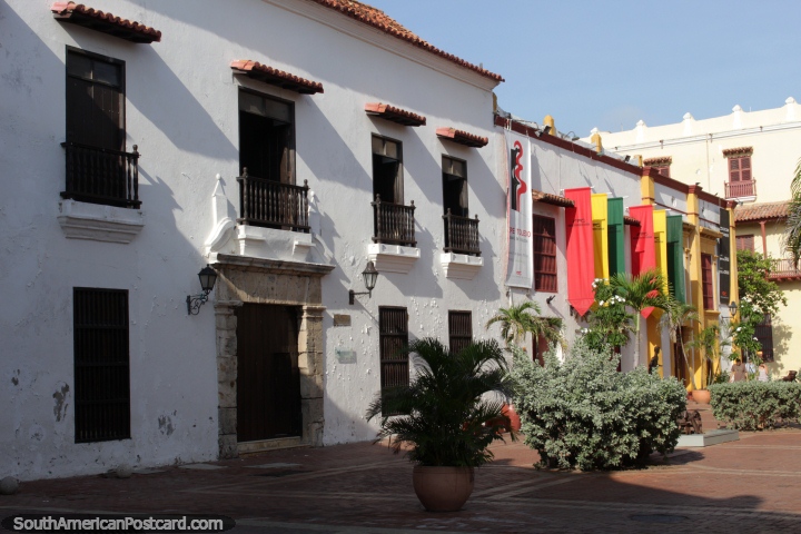Edifcios histricos e museu em Praa San Pedro em Cartagena. (720x480px). Colmbia, Amrica do Sul.