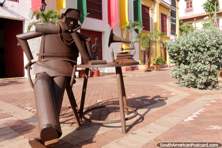The Tin Man listens to music on a gramophone at Plaza San Pedro in Cartagena. (720x480px). Colombia, South America.