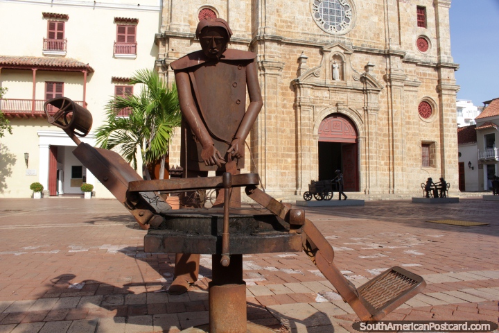 Es que la silla de un dentista o una elctrica? Hombre de la lata, Plaza San Pedro, Cartagena. (720x480px). Colombia, Sudamerica.