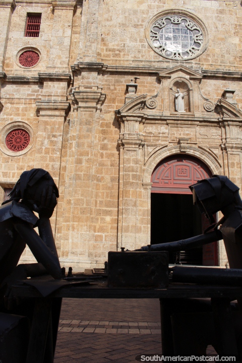 2 hombres de lata jugar al ajedrez en frente de la iglesia de piedra de San Pedro Claver en Cartagena. (480x720px). Colombia, Sudamerica.