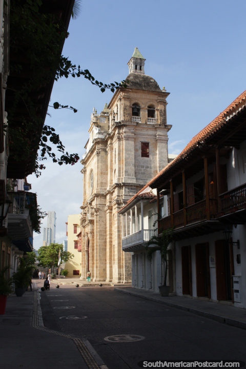 Iglesia de San Pedro en Cartagena, una de las muchas iglesias antiguas de la ciudad vieja. (480x720px). Colombia, Sudamerica.