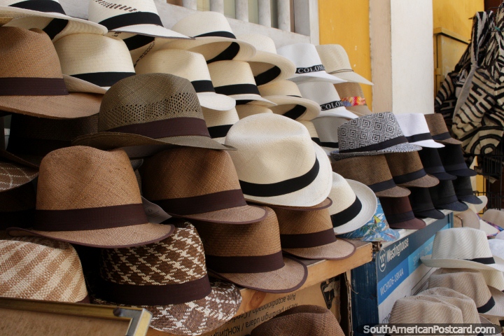 Os chapéus de cavalheiros venderam na rua em Cartagena. (720x480px). Colômbia, América do Sul.