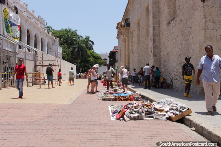 Hay todo tipo de artículos se pueden comprar en las calles en la ciudad vieja de Cartagena. (720x480px). Colombia, Sudamerica.