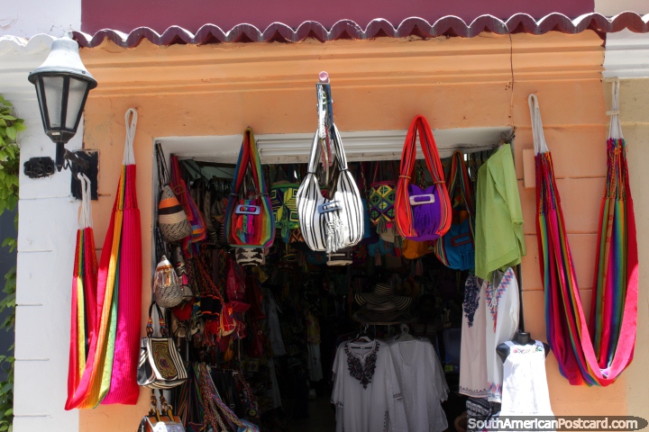 Redes para dormir, bolsas e roupa de venda de uma loja em Cartagena. (720x480px). Colmbia, Amrica do Sul.