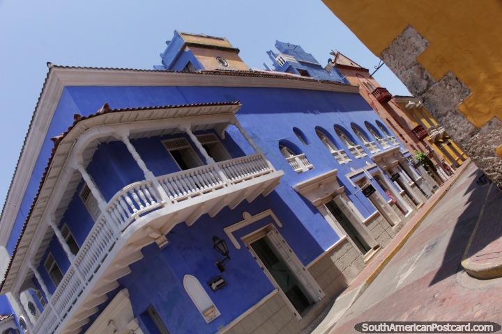 Edifïcio azul impressionante com balcão branco em uma esquina de rua em Cartagena. (720x480px). Colômbia, América do Sul.