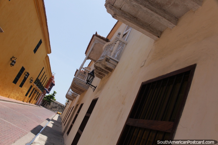 Outro lado da rua que encabeça abaixo em direção ao mar, edifïcios bonitos em Cartagena. (720x480px). Colômbia, América do Sul.