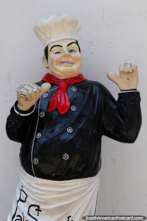 La figura de un cocinero fuera de Palo Santo Cocina en Cartagena. (480x720px). Colombia, Sudamerica.