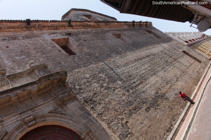 Spectacular stone wall and building-side in Cartagena, solid as rock! (720x480px). Colombia, South America.